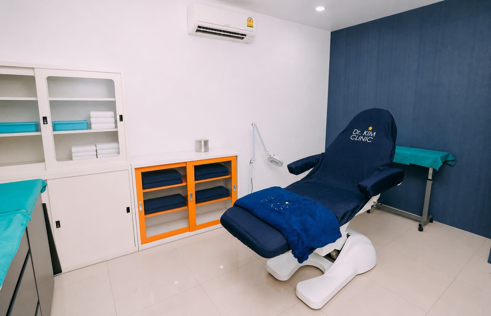 ห้องทรีตเมนต์พร้อมเตียงของคลินิก